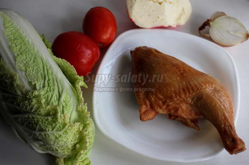 салат с копченой курицей и помидорами