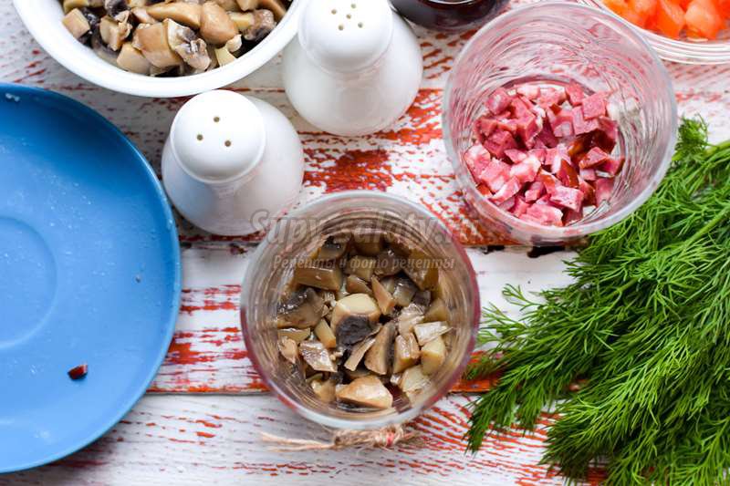 Порционный салат с маринованными грибами