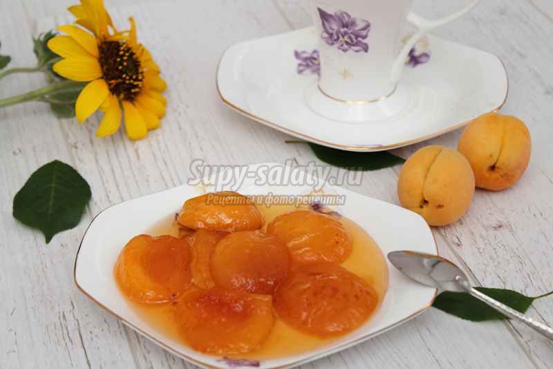 Янтарное абрикосовое варенье половинками